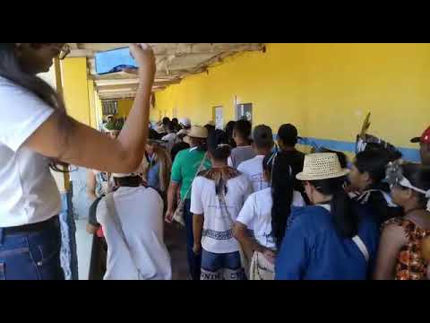 Índios Kapinawá dançam toré na secretaria de obras de Buíque, enquanto reivindicam seus direitos