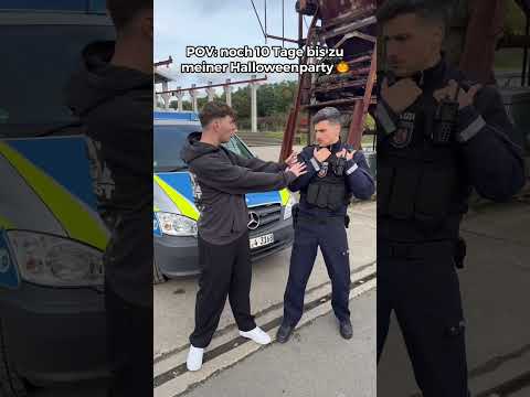 Thumbnail for Ich schmeiße eine Halloweenparty ???? | Finnel #shorts