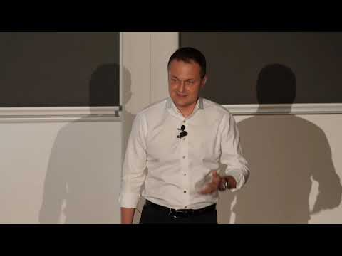 Thumbnail for Krótka instrukcja chodzenia na dwóch nogach | Krzysztof Rzepkowski | TEDxUniversityofWarsaw