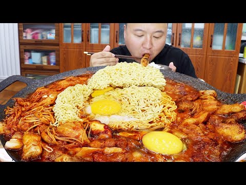 阿强做辣白菜五花肉,配泡面大口吃肉大口面,一人吃一大盆太爽了!【cram阿强】