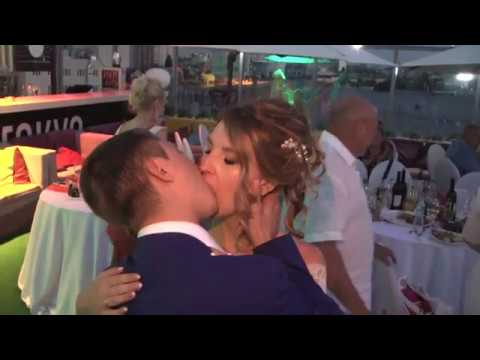 гостья на свадьбе спела так что офигел тамада.