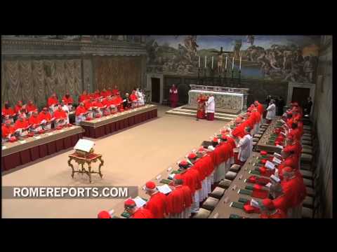Los cardenales juran en la Capilla Sixtina guardar el secreto del cónclave