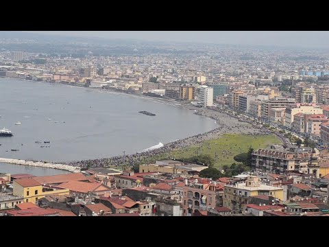 Varo della nave Trieste, &quot;onda anomala&quot; sulla spiaggia affollata
