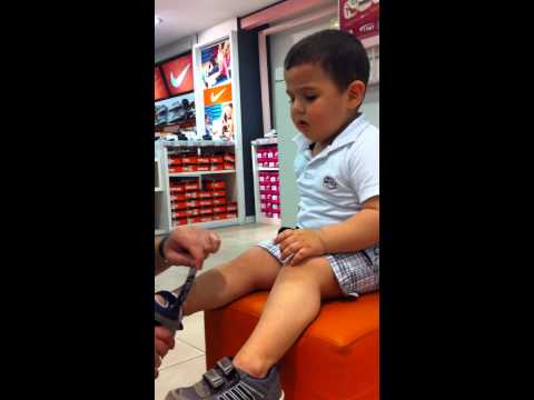 Minik çocuk ayakkabı alışverişinde çok komik :-)