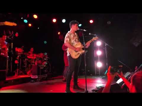 Alfred cantando &quot;Que nos sigan las luces&quot; y &quot;Londres&quot; junto a Nil Moliner y Manu Guix.