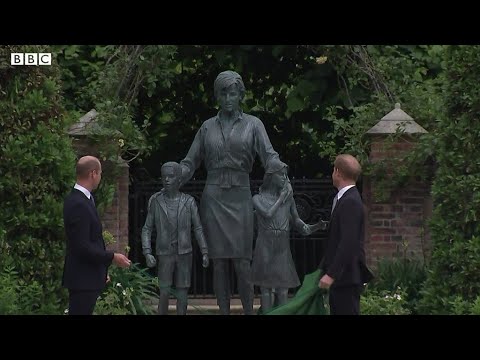 英ダイアナ元妃の銅像、両王子がそろって除幕 生誕60年