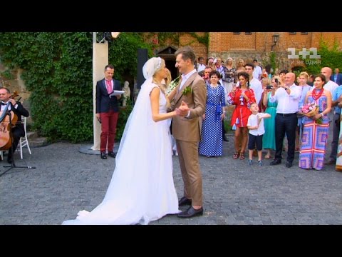 Thumbnail for Ексклюзив з весілля Нікітіна та Горбачової: народні обряди вдень в гарячі танці під Сердючку вночі