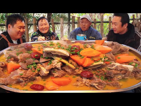 老媽回家買20斤牛排骨,二弟做“牛排骨湯”,肉質鮮美,一整塊抱著啃過癮|Mukbang【鐵鍋視頻】