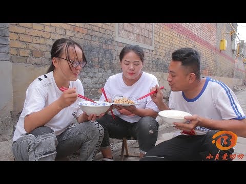 Thumbnail for 摳門小伙不做飯，沒想挨家挨戶去蹭飯，太會過日子了【小貝愛叨叨】