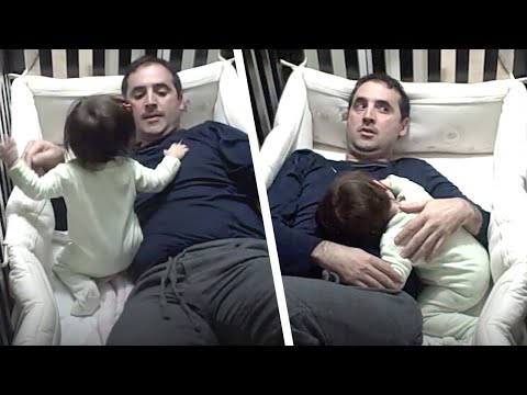 Este pai quer adormecer a filha. Quando ele percebe o erro, é tarde demais!