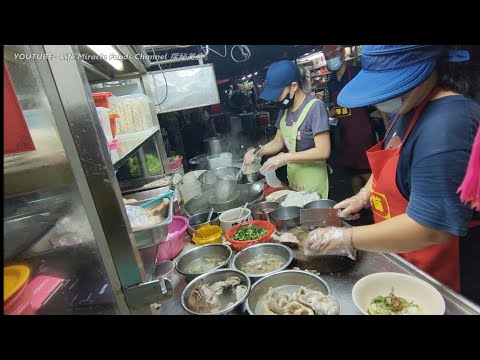 Thumbnail for 鸭肉粿条汤便宜美味料多槟城晚上美食街 Penang duck meat koay teow soup cheap price street food
