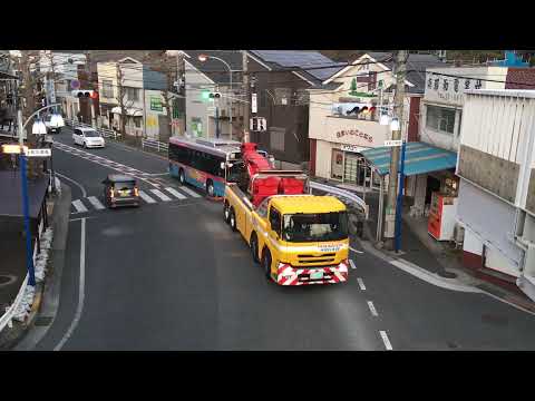 レッカーされるバス