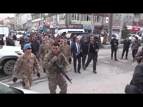 Jandarma Komutanı Hakkari'de halkın içinde böyle dolaştı