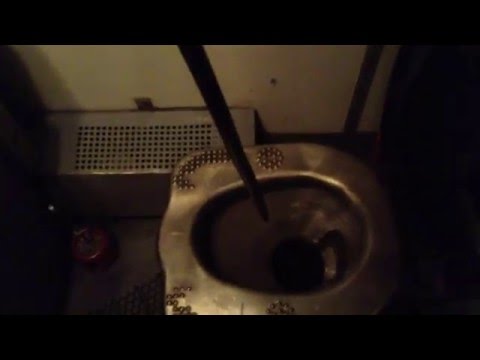 Что будет если в унитаз поезда бросить лом?