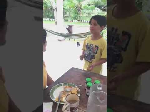 ``Como te pago, todo lo que te merces`` Niño le canta a su madre.