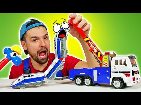 Il treno giocattolo è deragliato. Giochi educativi con le macchinine. Ferrovia giocattolo per bimbi