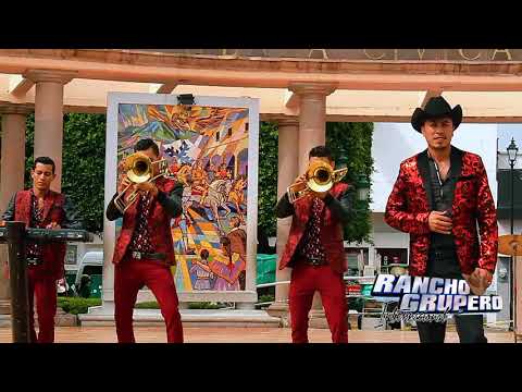 La de los ojasos negros &quot; La super flama roja&quot;