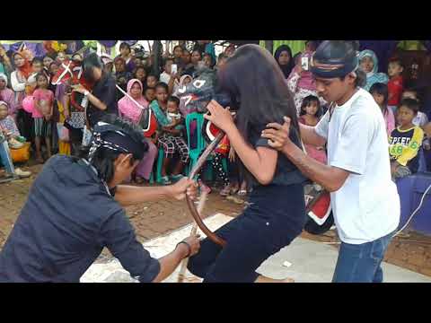 Kesurupan jaran lumping sampe terbang.....