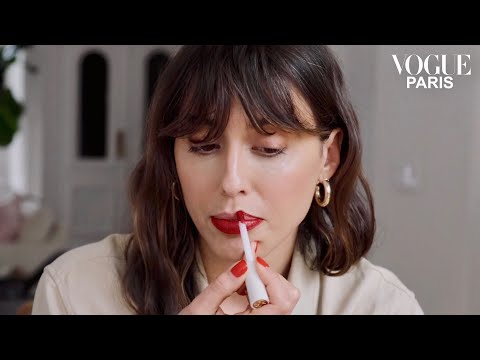 Thumbnail for Comment passer d’un make-up de jour à un make-up de soirée en 2 minutes ? | Vogue Paris