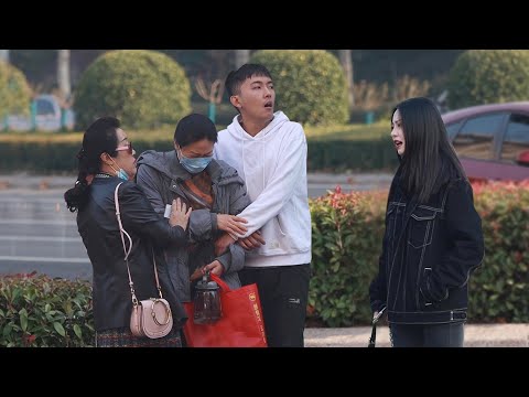 Mentally Disabled Boy and His Mom Humiliated in Public | Social Experiment “我帮你揍她”当患有智力障碍的男生被骂,路人安抚道
