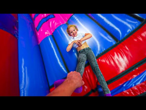 VERSTOPPERTJE SPELEN IN EEN LUCHTKUSSEN PARK! #3176