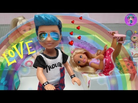 El primer AMOR de Chelsea es Punk Boi LOL Surprise, Justin canta una canción romántica a Chelsea