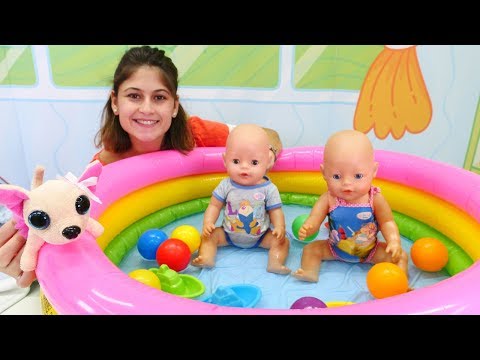Ayşe ile havuz oyunları. Oyuncak bebekler Gül ve Mert eğleniyorlar!