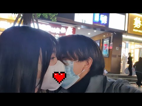 Thumbnail for 搭讪才认识的女生隔着口罩亲吻