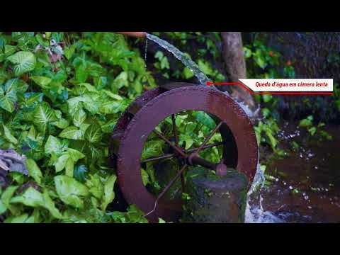 Queda d&apos;água em câmera lenta - Slow motion