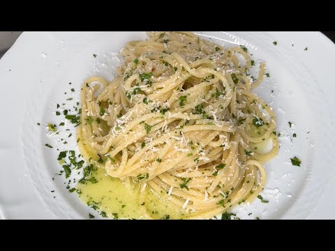 SPAGHETTI AGLIO,OLIO e PEPERONCINOUn CLASSICO  Spaghetti with garlic, oil and hot peppers A classic