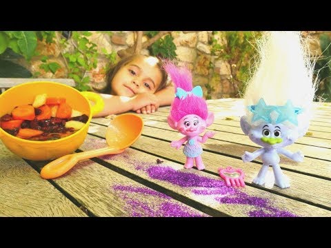 Thumbnail for Troller oyuncakları ile oyunlar. Eğlenceli kız videosu