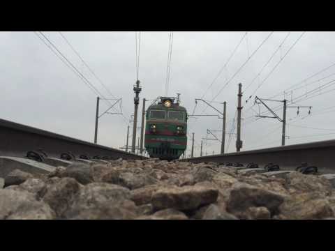 Движение поезда, вид снизу