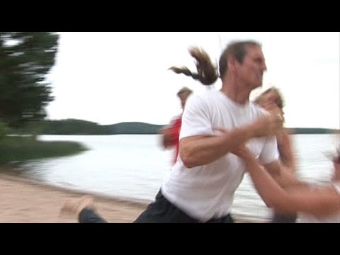 Thumbnail for Tror hon skyddas av osynligt kraftfält - blir nersprungen av galen man