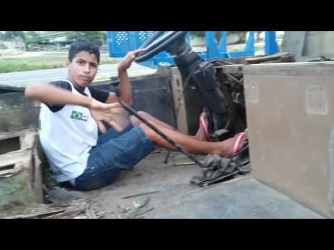 Thumbnail for Medeirinhos dirigindo ônibus scania na pressão.