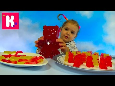 Катя и папа делают Желейных мишек и червяков