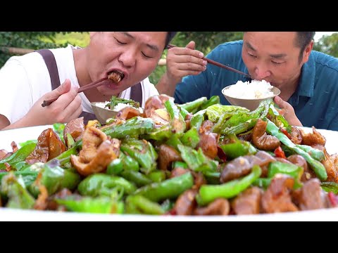 Thumbnail for 摘點辣椒，二弟做“青椒肥腸”，香辣脆爽，一口一個好過癮！ 【鐵鍋視頻】