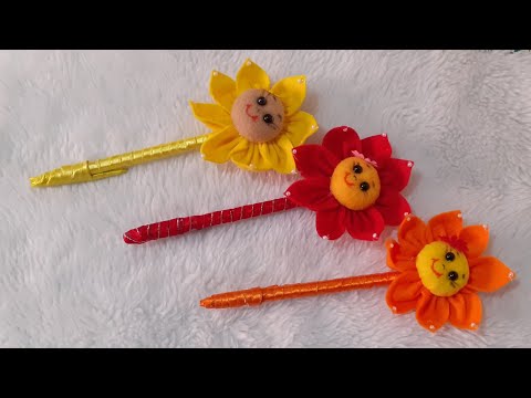 Caneta decorada com fuxico de feltro. @taniamultiarts