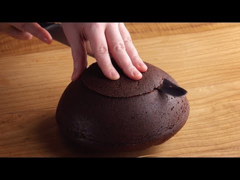 半分に割ったクッキー4枚をケーキに押し付けたら、これで完璧!