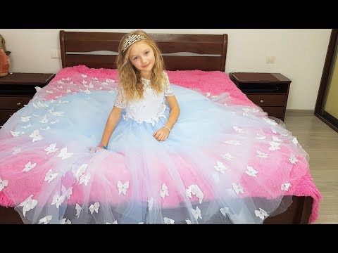 Thumbnail for Polina y sus hermosas princesas se visten.