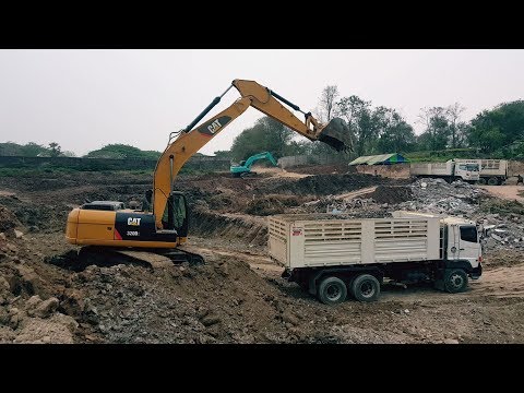 รถแบ็คโฮ CAT 320D2 ขุดสระ ดินอ่อนๆแบบนี้ผ่านสบายมาก บรรยากาศเหมือนจะดีมีหมอกแต่ไม่ใช่ครับควันไฟ ????????