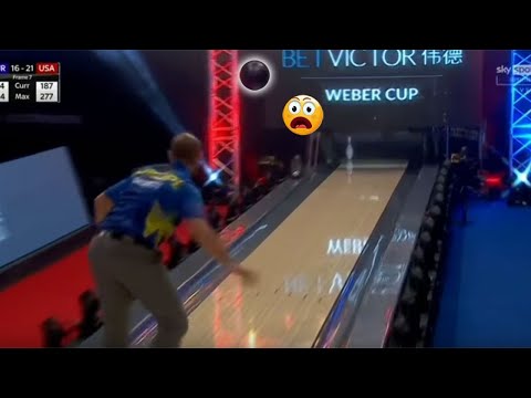 Dom Barrett gets his thumb stuck in his bowling ball (Weber Cup)