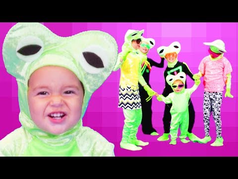 Thumbnail for Cinco Sapos Pintados | 5 Little Speckled Frogs in Portuguese | 5 Sapinhos Pintados