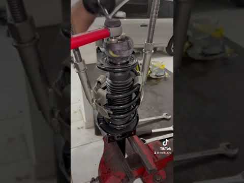 Aplicação de torque de 60 N.m (6,12 kgf.m) na porca do coxim do amortecedor dianteiro do VW Gol G6